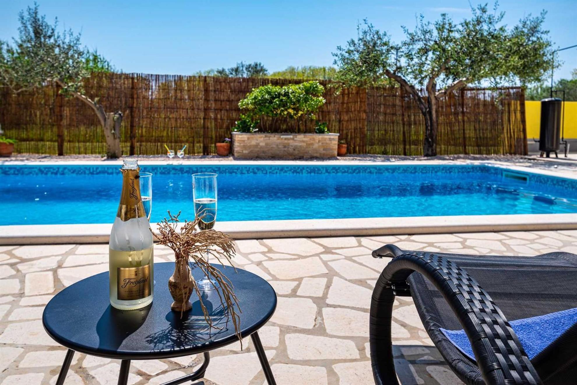 פריבלאקה Apartment House Simoni With Pool, Zadar County מראה חיצוני תמונה